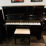 Occasion piano Samick 131 zwart hoogglans, studiepedaal. Goede klank en speelaard. Euro 890,- Occasion piano Samick 131 zwart hoogglans, studiepedaal. Goede klank en speelaard. Euro 890,-