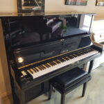 Japanse piano U3H 131 cm. zwart hoogglans. Zeer mooie staat.  €  3990,-