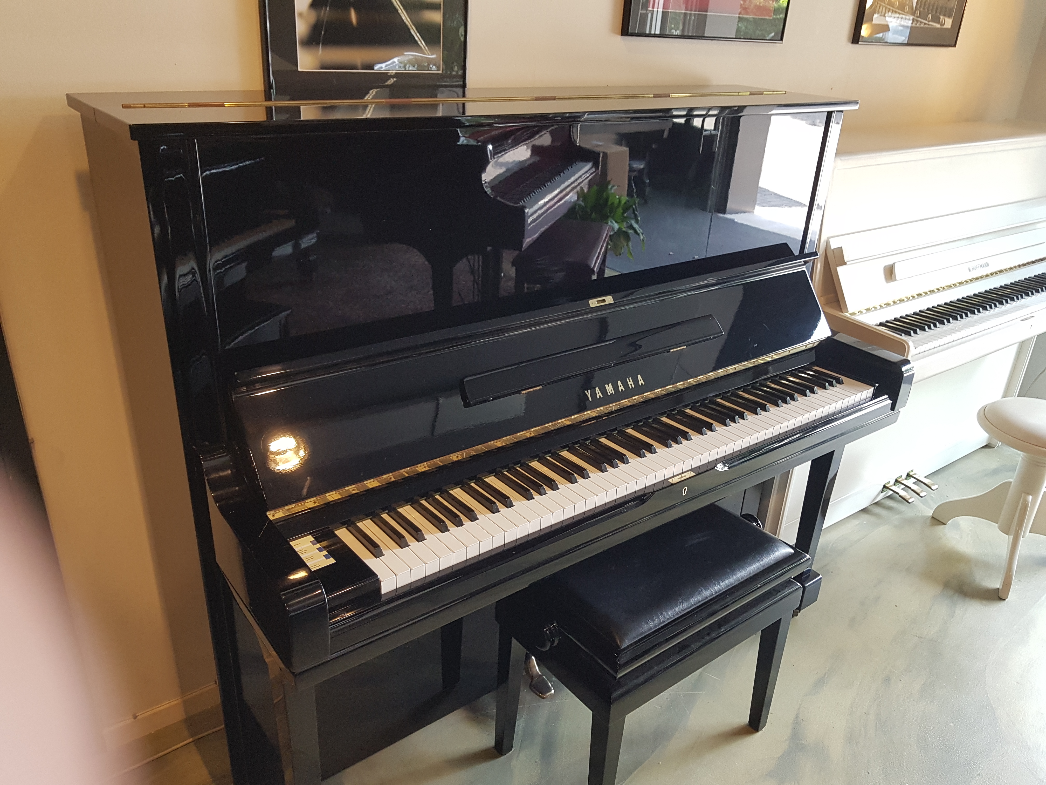 Japanse piano U3H 131 cm. zwart hoogglans. Zeer mooie staat.  €  3990,-