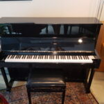 Jonge piano W. Zimmermann 118, zwart glans. Totale nieuwstaat.   Verkocht
