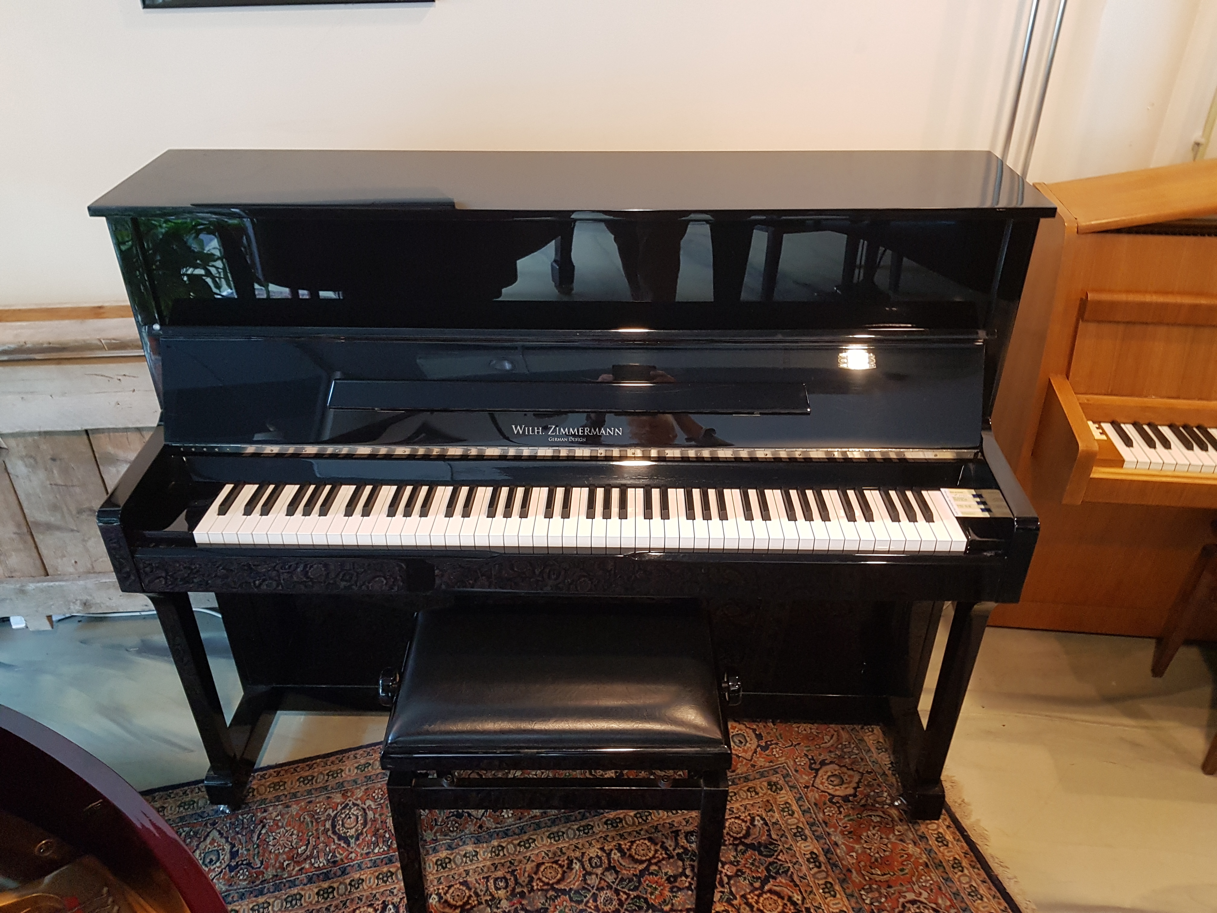 Jonge piano W. Zimmermann 118, zwart glans. Totale nieuwstaat.   Verkocht