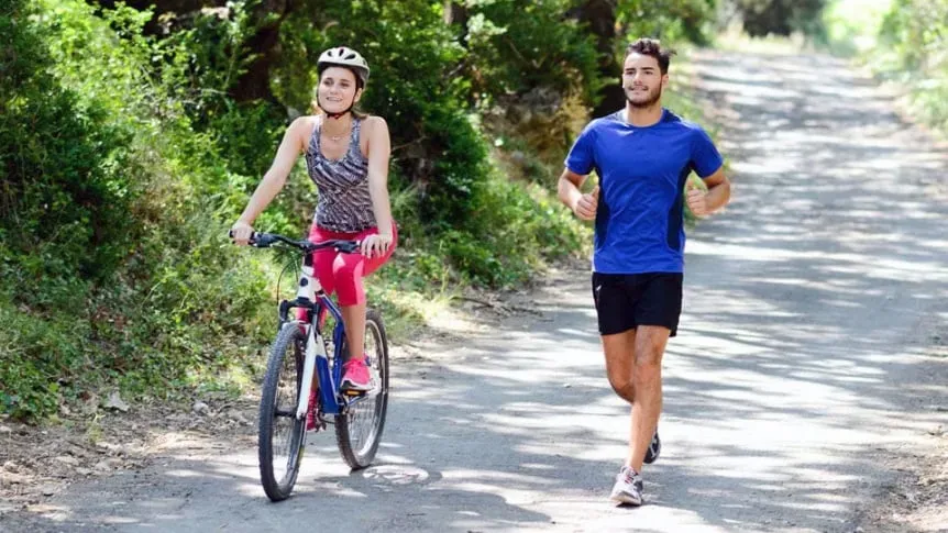 Wandelen of fietsen: wat werkt beter voor uithoudingsvermogen en gewichtsverlies